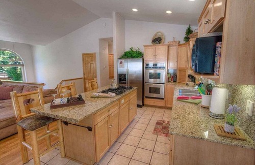 Pioneer Trail House | Pine Mt. Paradise - Pool Table & Hot Tub (COH1057)