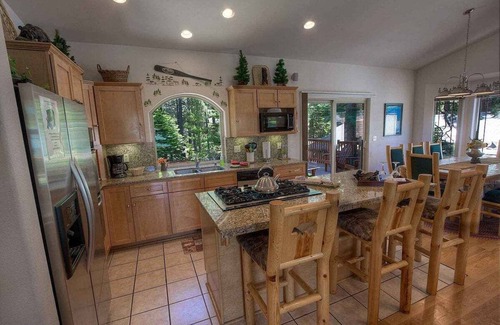 Pioneer Trail House | Pine Mt. Paradise - Pool Table & Hot Tub (COH1057)