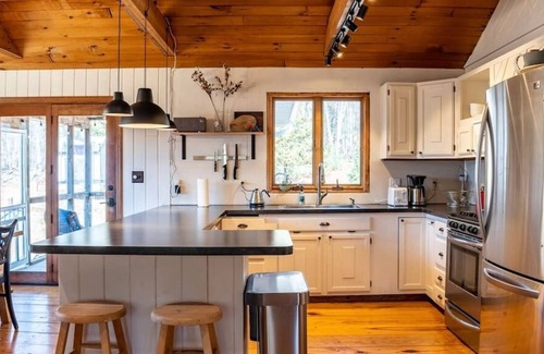 Kerhonkson Cabin | Pine Place - Sunny Escape by Minnewaska w. Hot Tub