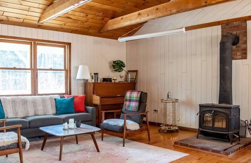 Kerhonkson Cabin | Pine Place - Sunny Escape by Minnewaska w. Hot Tub