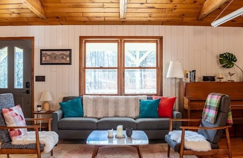 Kerhonkson Cabin | Pine Place - Sunny Escape by Minnewaska w. Hot Tub