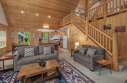 Leavenworth Ski Chalet | Pine River Retreat-Hot Tub, Close to Lake/Golf/Ski