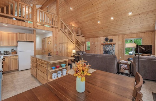 Leavenworth Ski Chalet | Pine River Retreat-Hot Tub, Close to Lake/Golf/Ski
