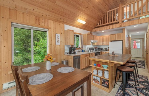Leavenworth Ski Chalet | Pine River Retreat-Hot Tub, Close to Lake/Golf/Ski