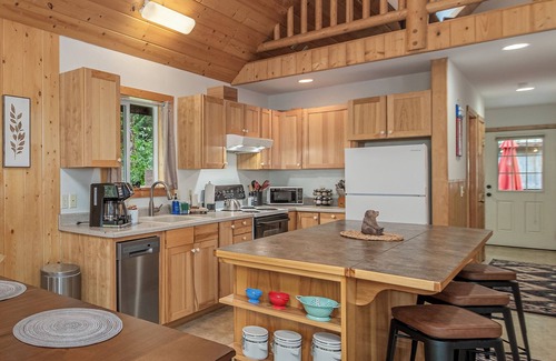 Leavenworth Ski Chalet | Pine River Retreat-Hot Tub, Close to Lake/Golf/Ski