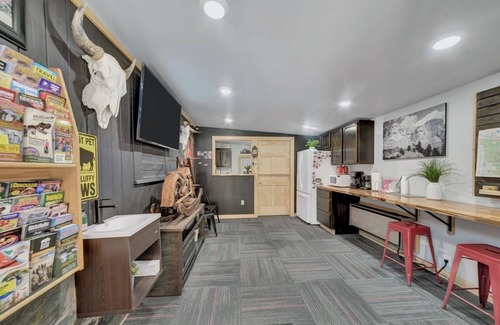 Hill City Hotel | Pine Top Convenience
