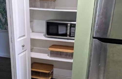 Laurel House | Pineapple and Palms - Cozy beach retreat minutes from Nokomis and Venice beaches
