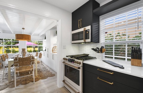 Parrot Cove House | Pineapple House - Historical Charm Close to Beach, Golf, and Downtown