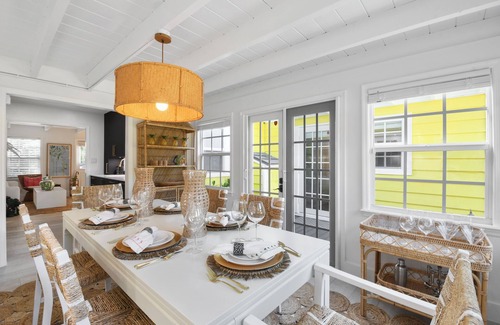 Parrot Cove House | Pineapple House - Historical Charm Close to Beach, Golf, and Downtown