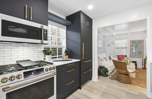 Parrot Cove House | Pineapple House - Historical Charm Close to Beach, Golf, and Downtown
