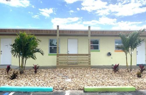 Bridgeport Heights Apartment | Pineapple Shores Retro Inn 2