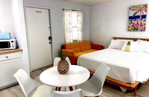 Bridgeport Heights Apartment | Pineapple Shores Retro Inn 2