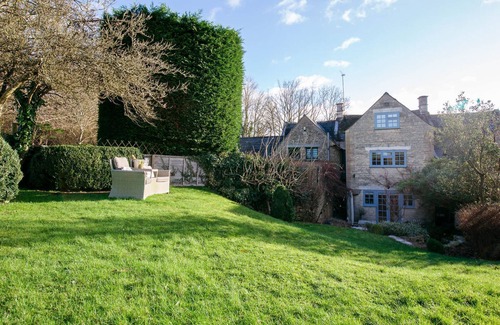 Longborough Cottage | Pineapple Spa Cottage, Lower Swell - sleeps 4 guests in 2 bedrooms