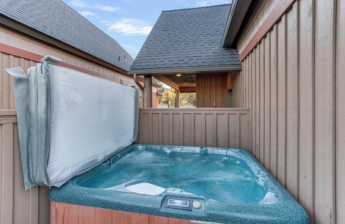 Redmond Ski Chalet | Pinewood Chalet in Eagle Crest on Golf Course - Hot Tub