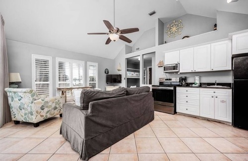 Crystal Shores Apartment | Pink Beach View Home Upper Base - 3 Min Walk to Beach