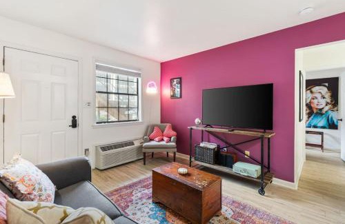 Music Row House | Pink Dreams - Walk to Live Music, Bars, Restaurants - Free Parking