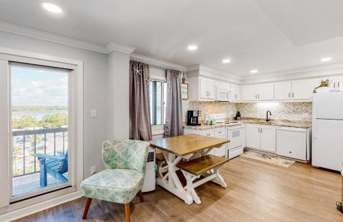 Sunnyside Apartment | Pinnacle Port A-503