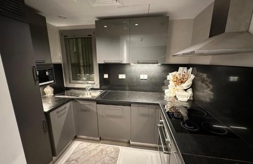 Al Ghubrah Ash Shamaliyyah Apartment | Pinnacle Row Luxe Retreat