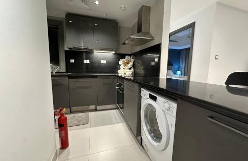 Al Ghubrah Ash Shamaliyyah Apartment | Pinnacle Row Luxe Retreat