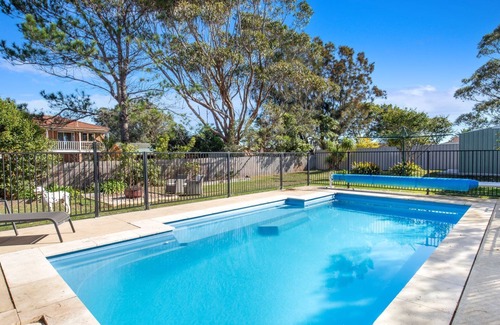Culburra Beach House | Pipers Spot - Pet Friendly - Fireplace with Swimming Pool