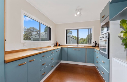Mangawhai Cottage | Pipi Cabin - Mangawhai Village Bach