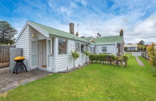 Port Fairy Cottage | Pips on Bank - Charming, Historic Cottage Accommodation