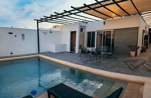 Merida Municipality House | Piscina grande, 3 recamaras, 3 baños, Un solo piso. Wifi fibra optica, parking.
