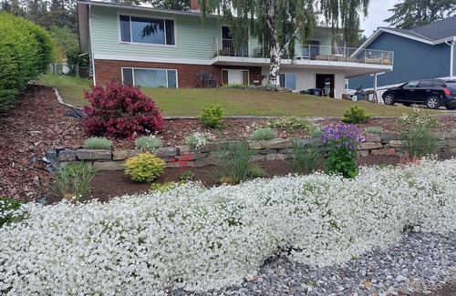 Central Okanagan Cottage | Pixie Bay Cottage - Peaceful Semi-Lakeshore Retreat Near Wineries & Beaches