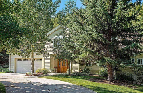 Eagle-Vail House | Plan Ahead for Fall or Winter! Treat Yourself to 5,247 Sq Ft, 3 Fireplaces & Private HotTub To Relax