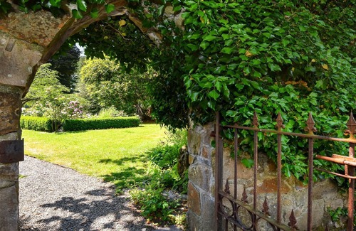 Efailnewydd Cottage | Plas Bodegroes - a dog that sleeps 22 guests in 11 bedrooms
