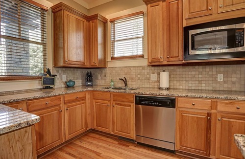 Big Canoe House | Play ping pong and relax by the wood fireplace! - Choctaw Lodge