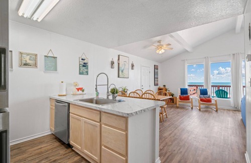 Surfside Beach Apartment | Playa Azul · Oceanfront Cottage, Comfy and Pet/Family Friendly