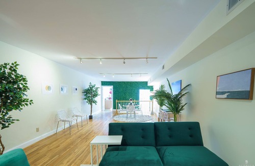 Central Newport News Apartment | PLAYFUL LOFT IN THE 1st HISTORIC USA NEIGHBORHOOD