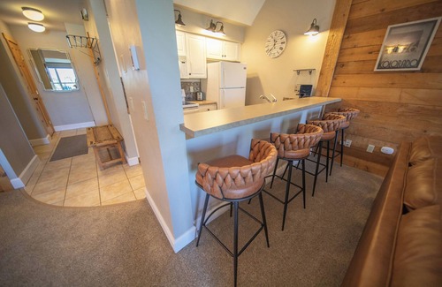 Lakeside Village Condo | Plaza 1408