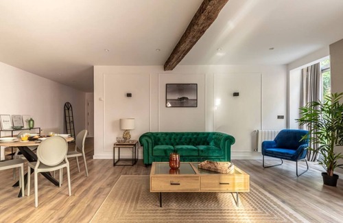 Bilbao la Vieja Apartment | Plaza de los Tres Pilares Elegant and renovated