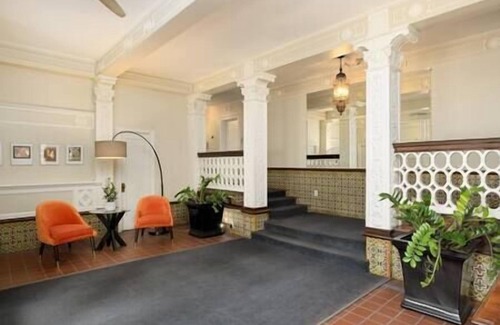 West Plaza Apartment | Plaza Studio -> Walk to Shops & Dining + Close to KU Med & Saint Lukes Hospitals