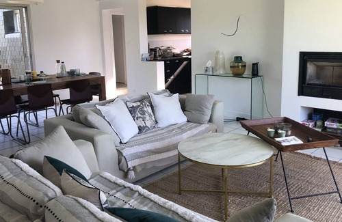 Plouharnel House | Pleasant, bright house - village center - sleeps 10