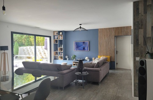 Merignac House | Pleasant house sleeps 10 with swimming pool and air conditioning, ideal for a family or group of friends.