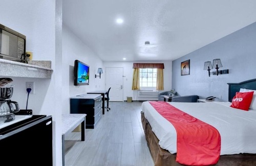 Oakville Hotel | Pleasant Room Close to Sowells BBQ – Pets Welcome, Parking & Pool Included