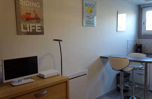 Mareil-Marly Apartment | Pleasant studio near St Germain-en-Laye (TV/Wifi)