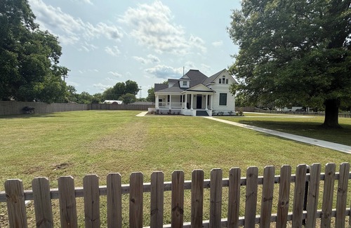 Davis House | Plenty of space to relax! Near Turner falls, the lake & Crossbar Ranch. Sleeps 6