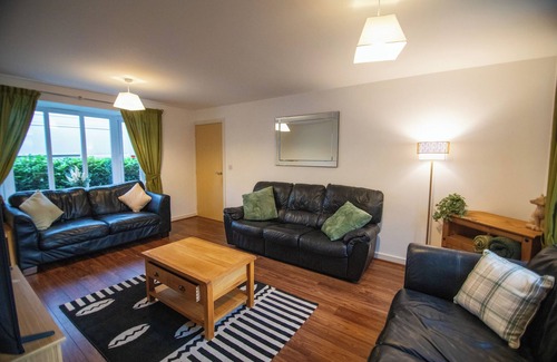 Andover House | Plough House - Andover - Sleeps 10