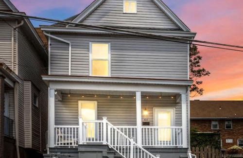 Mount Washington House | Plush 4BR Retreat Patio & Parking