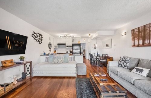 East Kootenay Apartment | ⭐Plush⭐| Indoor Pool | Hot Tub | Beach | Tennis