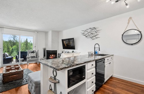 East Kootenay Apartment | ⭐Plush⭐| Indoor Pool | Hot Tub | Beach | Tennis