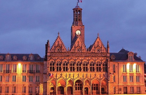 Saint-Quentin Apartment | PLUTON 's near the gare station and markets
