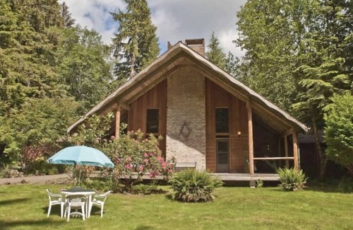 Forks Apartment | Pocahontas Lodge Room near Olympic National Park