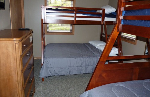Briar Crest Woods Ski Chalet | POCONO CHALET SLEEPS 10 CLOSE TO BIG BOULDER-POCONO RACEWAY & ALL THINGS POCONO