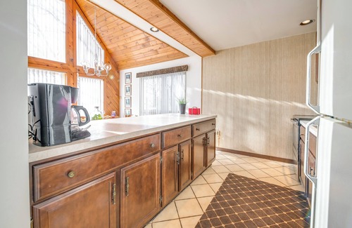 Aquashicola House | Poconos Cabin on 3 Acres - 5 Mi to Blue Mountain!