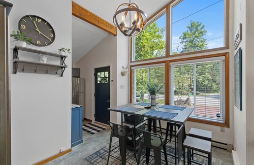 Tobyhanna Ski Chalet | Poconos Cabin w Private HOT TUB! Backyard Vibes Firepits State Park in backyard!